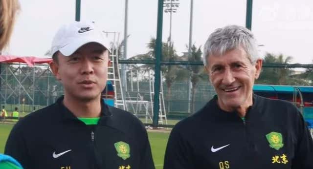El más difícil todavía de Quique Setién, que sus jugadores chinos entiendan sus charlas: “Explícales que es como cuando conoces a una novia”