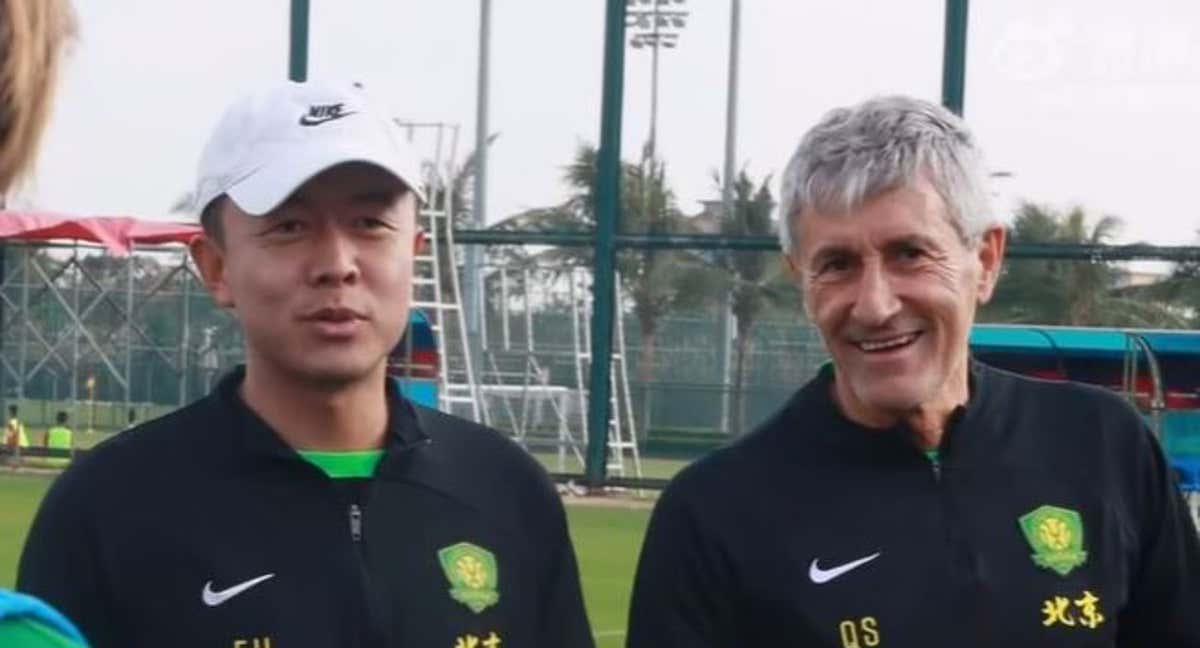 Quique Setién junto a su traductor en un entrenamiento.