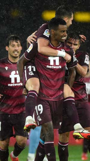 Isak celebra un gol con la Real junto a Silva, Januzaj y Portu.  EFE
