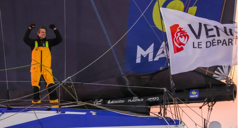 Charlie Dalin celebra su triunfo en la vuelta al mundo.