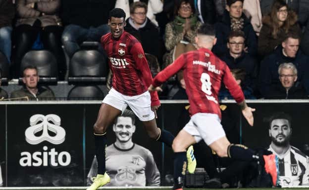 Alexander Isak celebra un gol con el Willen II junto a Pol Llonch.  Getty Images