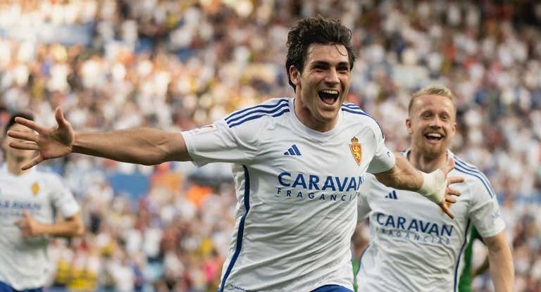 Iván Azón celebra un gol con el Zaragoza.