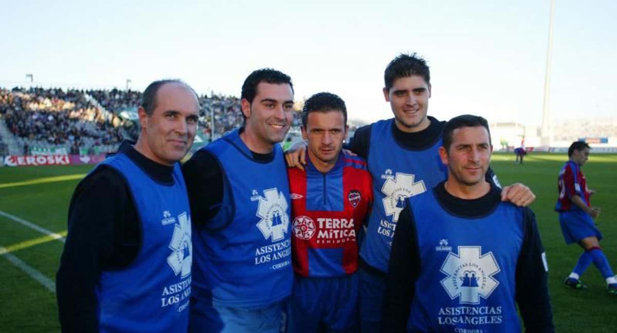 Pedja Mijatovic,haciendose una foto con aficionados en un Cordoba-Levante. /Madero Cubero.