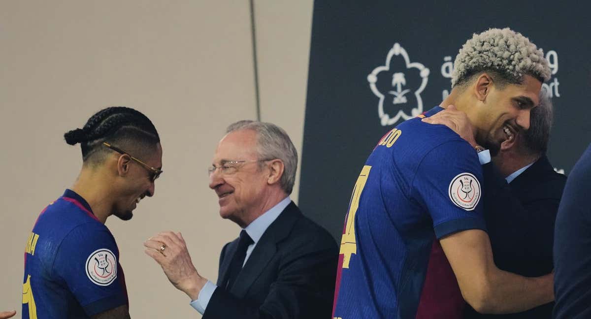 Raphinha, Araujo, Florentino Pérez y Joan Laporta, durante la Supercopa de Arabia Saudí. /GETTY