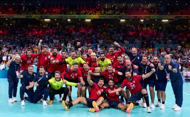 Sergey Hernández celebra el bronce olímpico con el resto de la selección. COE