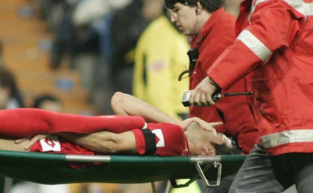 César Jiménez abandona el Santiago Bernabéu en camilla.  ARCHIVO