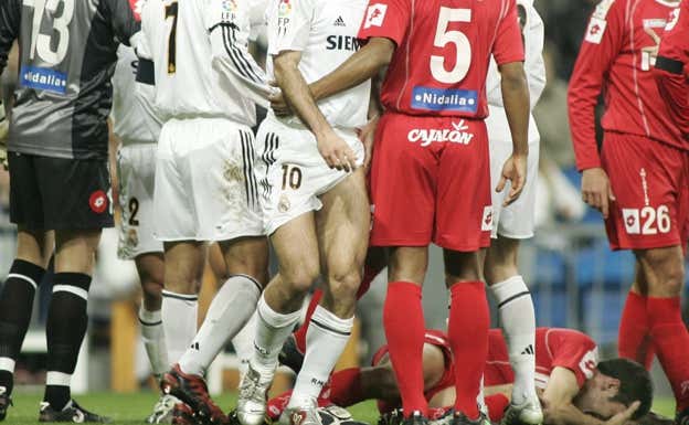 César Jiménez, roto en el suelo, en mitad de los jugadores de ambos equipos.  ARCHIVO