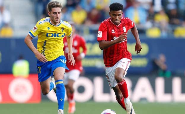 Marvin Park corre con el balón en los pies, en aquel 0-0 en el Nuevo Mirandilla UD LAS PALMAS