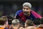 Así convenció Deco a Araujo para continuar en el Barça: títulos, un esfuerzo salarial y una cláusula terrenal