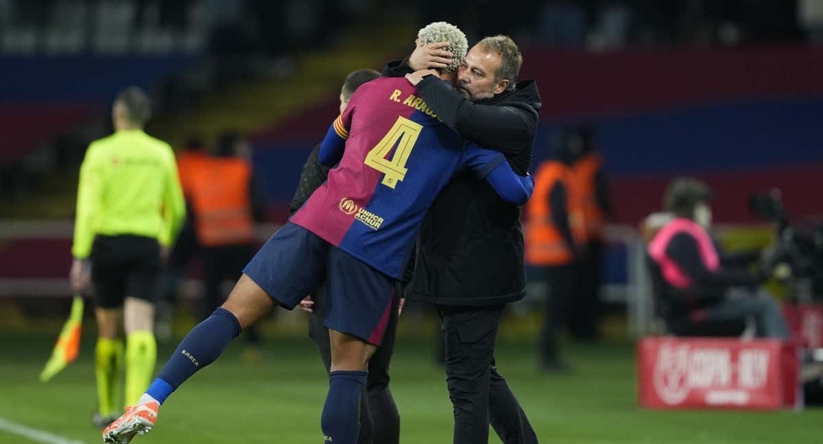 Flick se abraza con Ronald Araujo.