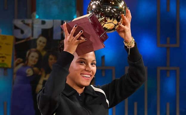 Vicky López, con el premio Golden Girl, en La Revuelta.  Instagram: La Revuelta