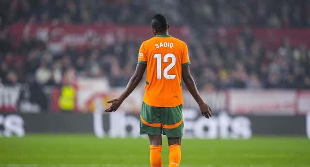 El Valencia no aclara si pagará la cláusula del miedo de Umar Sadiq… Pero hay muchas dudas