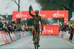 La foto de Van Aert que dio la vuelta al mundo esconde una vida de supervivencia al barro: «Te levantas con los lacrimales llenos de tierra»