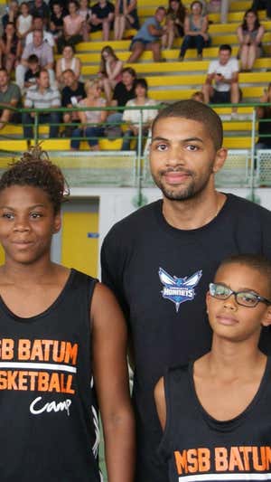Batum, en el centro, y Rupert, a la derecha, durante el campus. @NICOLAS88BATUM.
