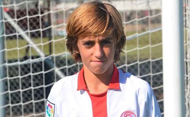 Bryan Gil en sus inicios en el Sevilla.