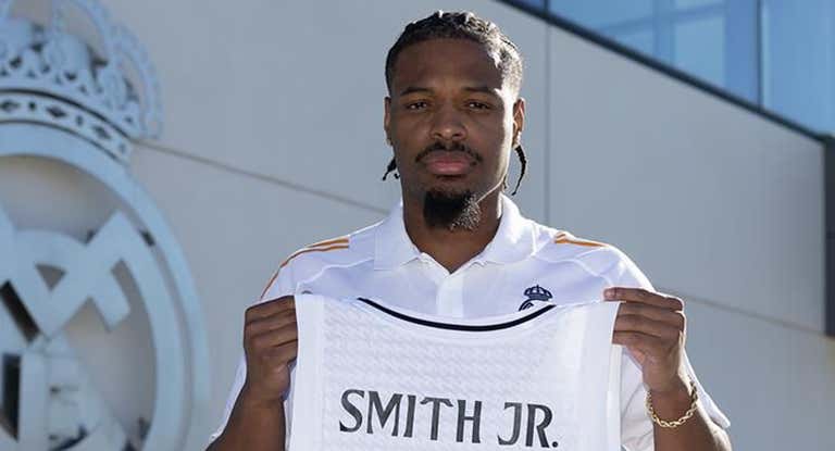 Dennis Smith posa con la camiseta del Real Madrid.