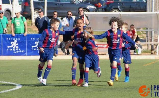 El Barça celebra un gol de Lamine. A la izquierda, Cubarsí. PRIMER TOQUE