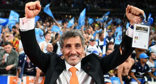 El multimillonario que nació fruto de una violación en el desierto sirio y hoy domina el mundo de la empresa y el rugby