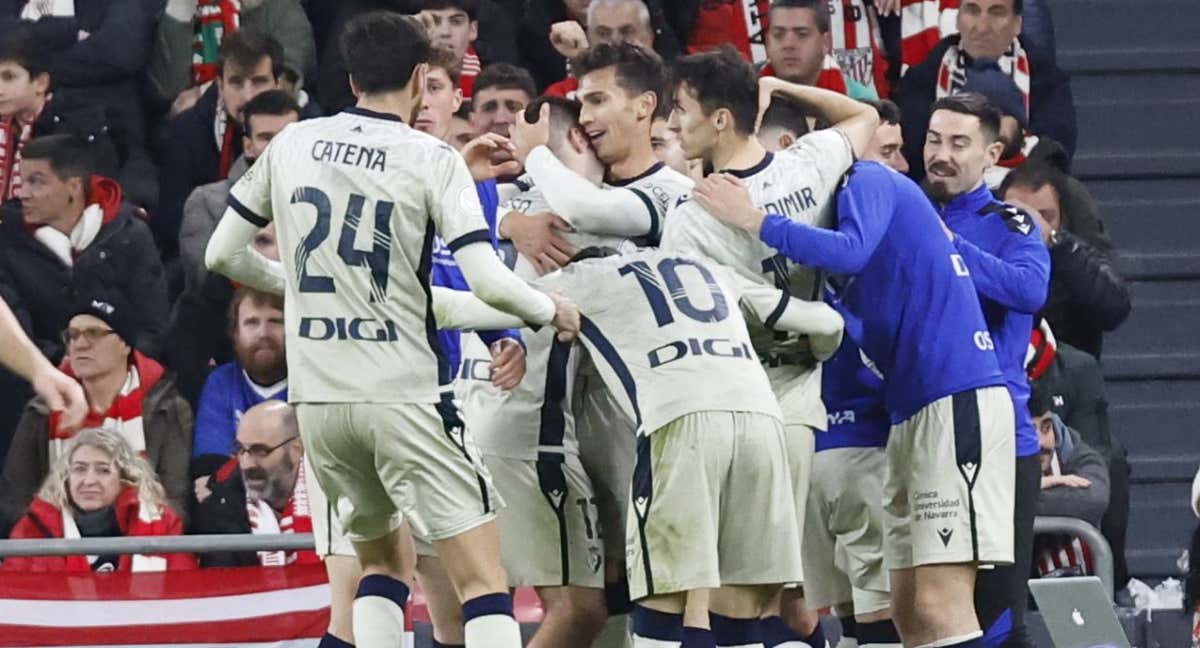 Los jugadores rojillos celebran uno de sus goles en San Mamés.