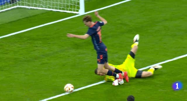 Enfado mayúsculo en el Celta con el penalti no pitado a Swedberg y la inacción del VAR: «Es de coña»