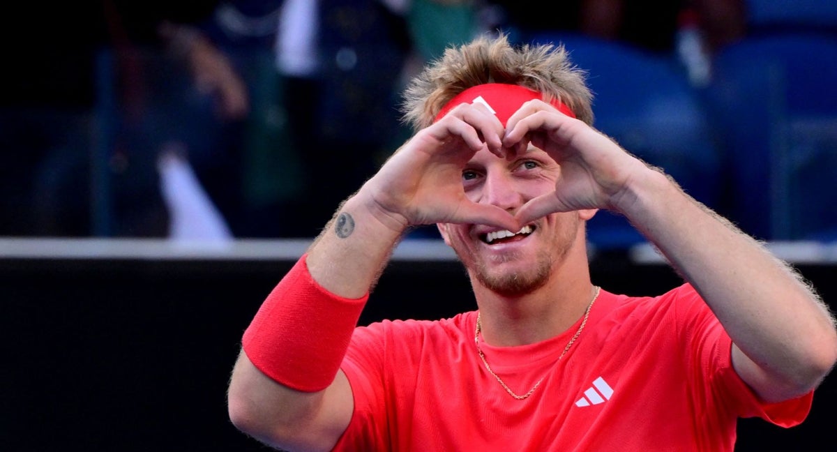 Alejandro Davidovich hace el gesto del corazón tras llegar a los octavos de final de Australia.