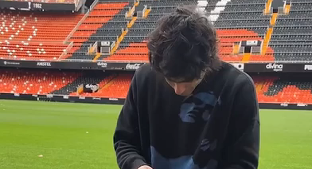 El cantante Diego Ibáñez visita uno de los estadios más míticos