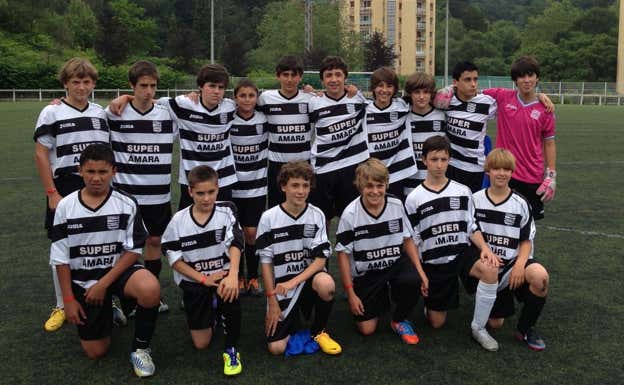 Un jovencísimo Olasagasti, el quinto por la derecha arriba, en el campo César Benito de Donostia.  Lengokoak