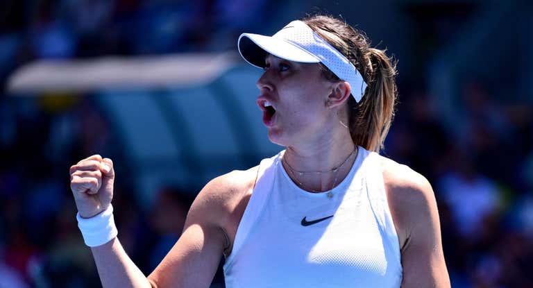 Paula Badosa celebra un punto ante Kostyuk en el Open de Australia 2025.