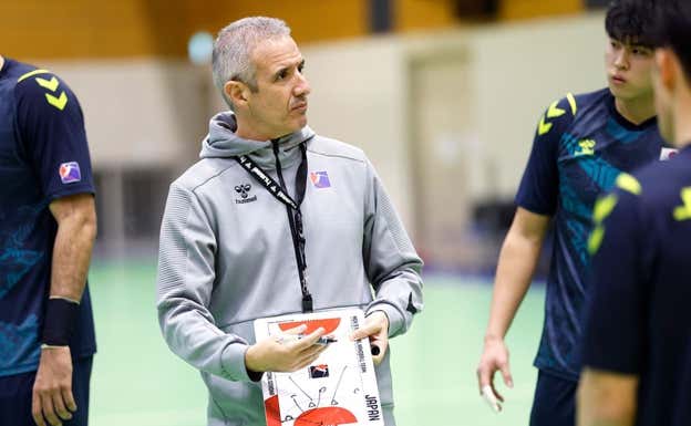 Toni Gerona, durante un entrenamiento con la selección japonesa. JAPAN HANDBALL