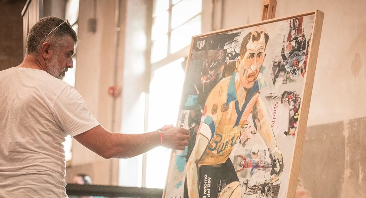 Miguel Soro pintando un cuadro de Gino Bartali.