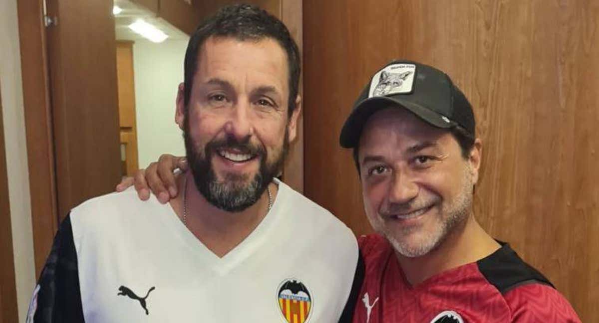 AdaM Sandler y Enrique Arce, con la camiseta dle Valencia. /ENRIQUE ARCE