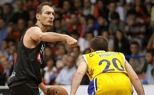 Azofra en un partido contra el Estudiantes con el Bilbao Basket.  Efe