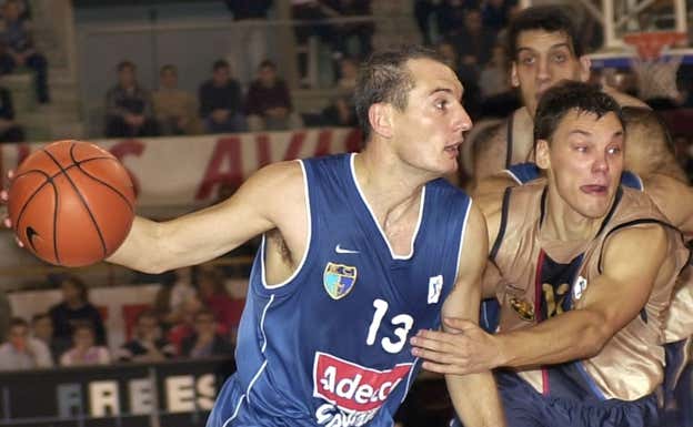 Azofra en un partido contra Jasikevicius. Efe