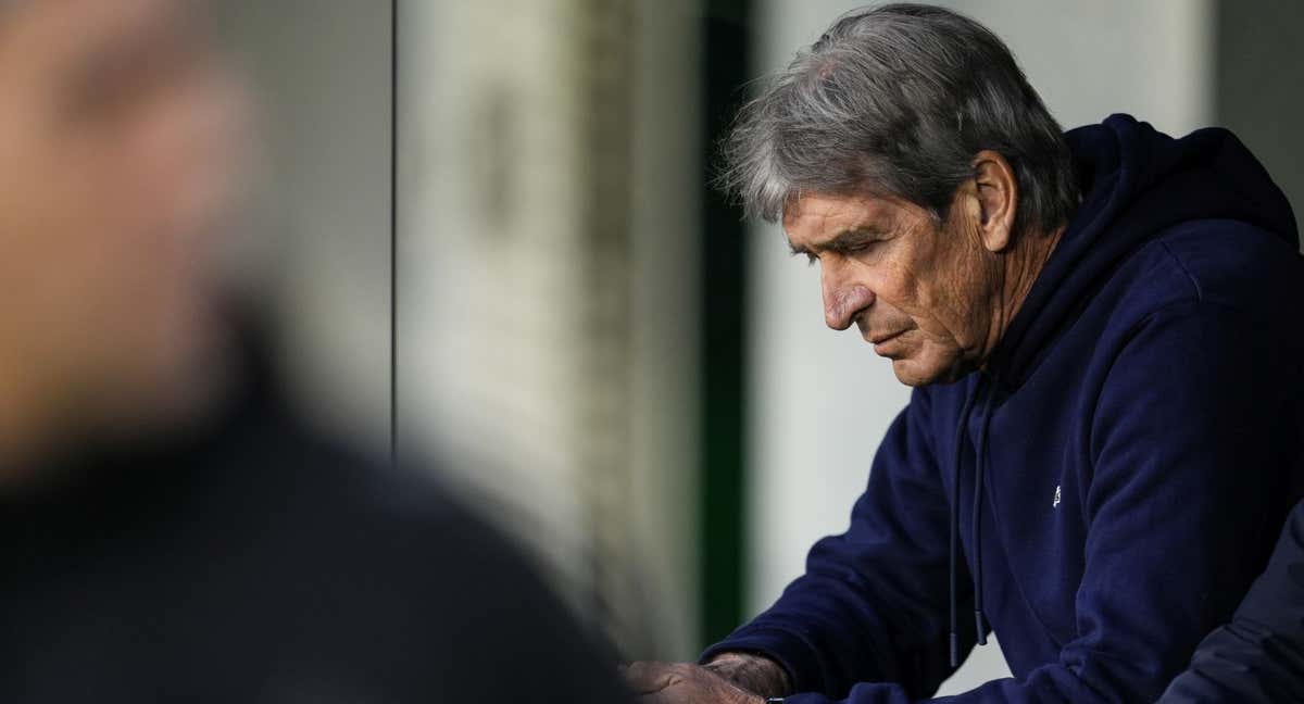 Manuel Pellegrini, cabizajo, en el banquillo del Betis./EP