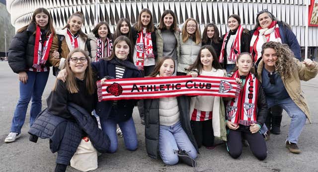 Bilbao se vuelca con el femenino: colas con el partido iniciado y casi 18.000 personas para soñar con la sorpresa