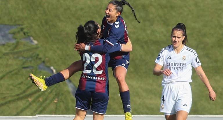 Andrea Álvarez celebra con Mariana su gol con el Eibar ante el Real Madrid en el Di Stéfano.