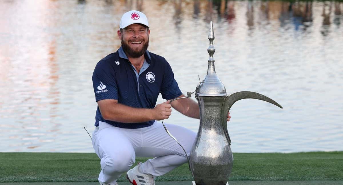 Tyrrell Hatton posa con el trofeo tras ganar la ronda final del torneo. /EFE