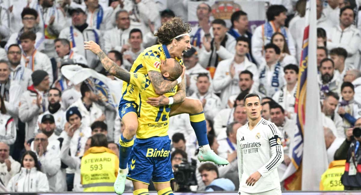 Sandro y Fábio Silva celebran el gol ante la mirada de Lucas.