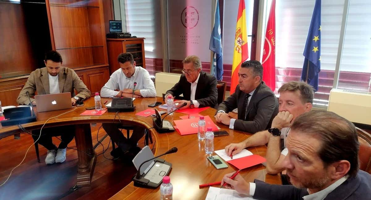 José Miguel Monje preside una reunión del Comité Nacional de Fútbol Sala.