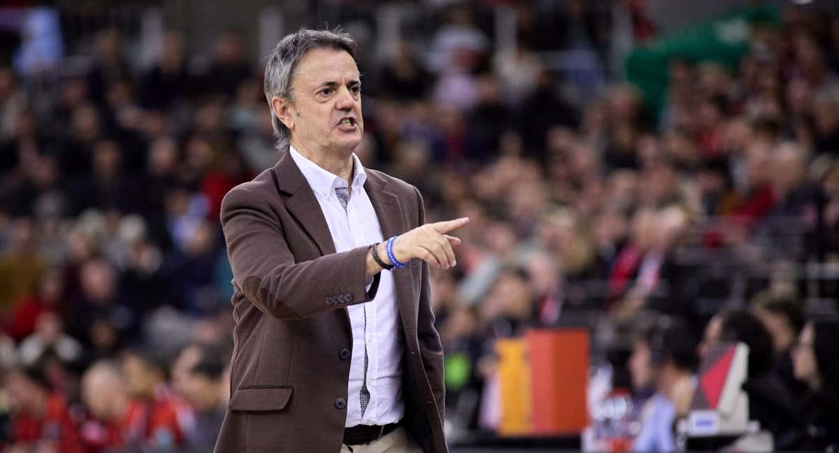 Porfi Fisac, entrenador del Casademont Zaragoza, durante el partido en Granada. /ACB PHOTO/FERMÍN RODRÍGUEZ