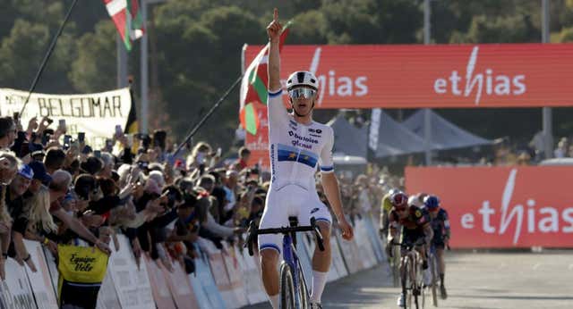 Thibau Nys, el pequeño ‘Caníbal’, conquista Benidorm ante un Van Aert sin podio