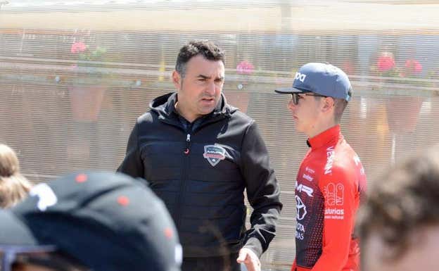 Benjamín Noval, junto a su hijo.