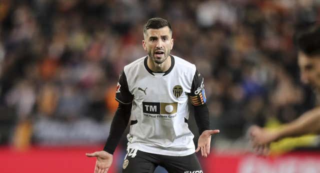 El ejemplo silencioso de José Gayà «que contagia al resto»: forzó para jugar y se fue el último de Mestalla tras secar a Kubo
