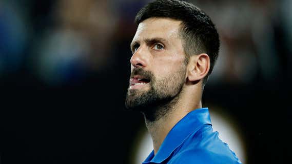 Djokovic mira al público durante su último partido del Open de Australia/REUTERS