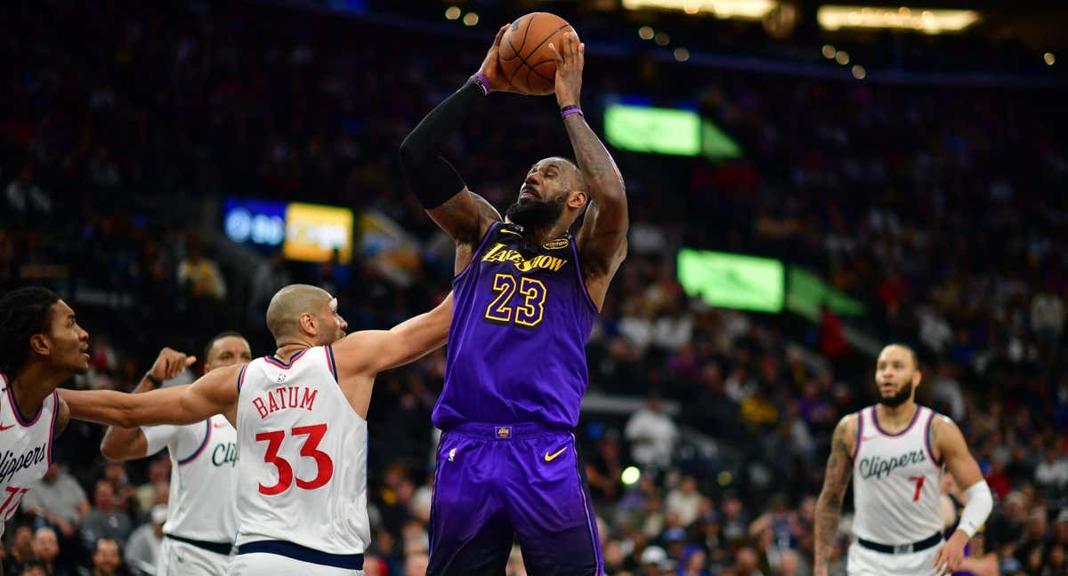 LeBron James intenta anotar ante la defensa de Batum.