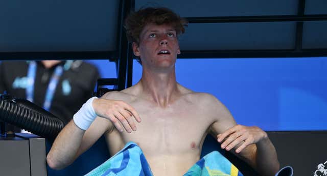 El tembleque de Jannik Sinner que dispara las alarmas en Australia, que también vive pendiente del termómetro
