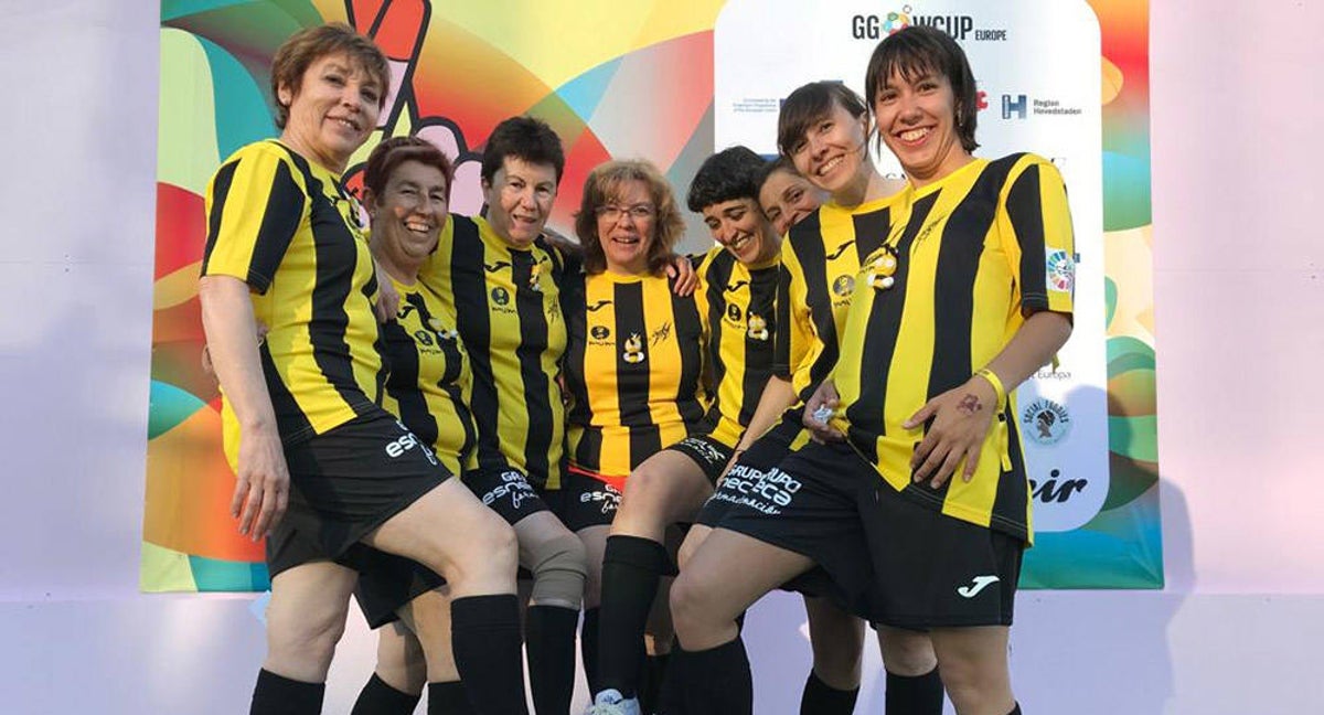 El equipo de la Asociación de Mujeres Unidas contra el Maltrato (MUM) posan con el balón del Global Goals World Cup.