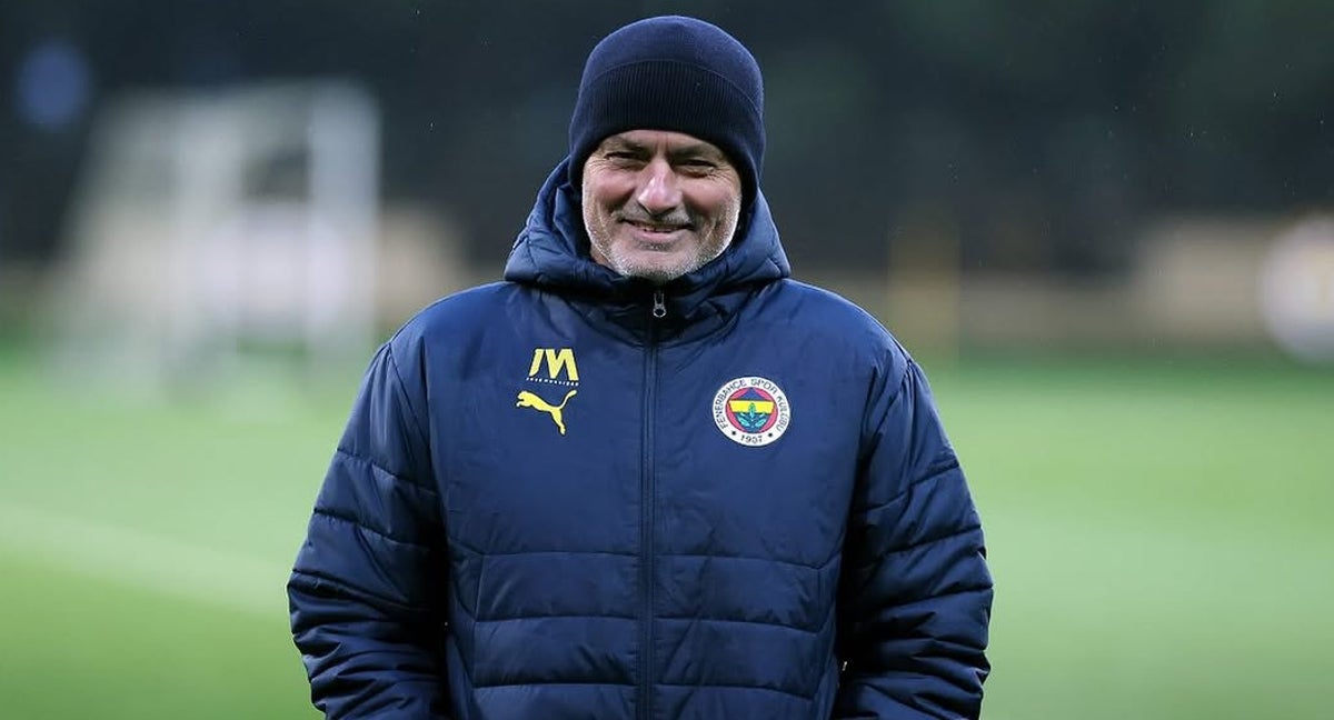 Mourinho, en uno de los entrenamientos con el Fenerbahçe.