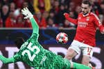 ¿Por qué es penalti de Szczesny aunque no haya tocado a Akturkoglu?