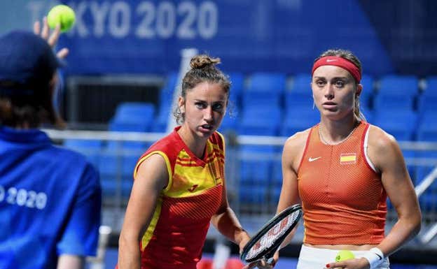 Sara Sorribes y Badosa, jugando con España. EFE